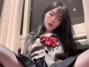 Милая азиатская девушка шелковое нижнее белье дразнит