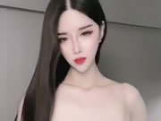 Азиатская шлюха голышом танцует и мастурбирует